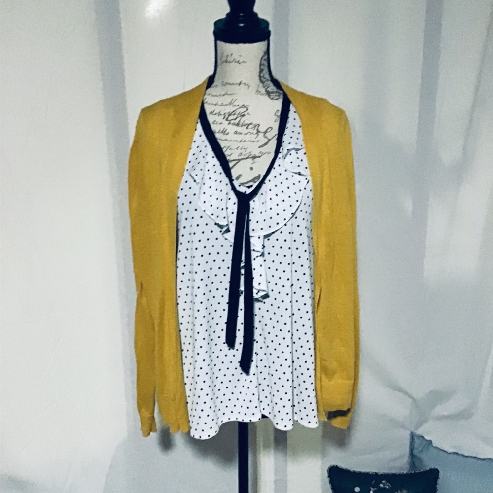 ❌SOLD.     Tie collar, polka dot sleeveless top.